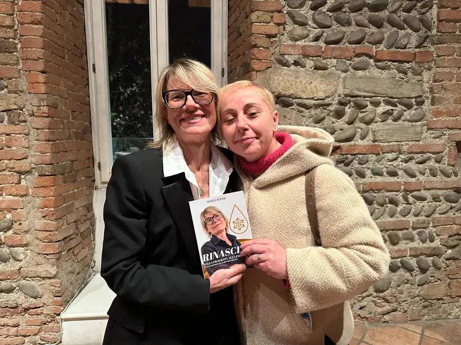 Cliente con il libro Rinascita di Daniela Modina