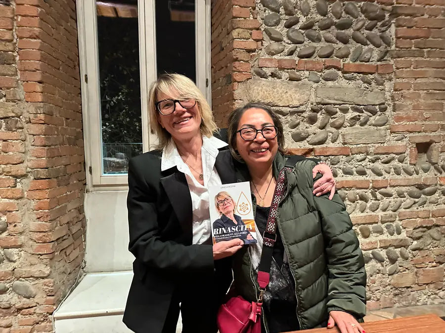 Cliente con il libro Rinascita di Daniela Modina
