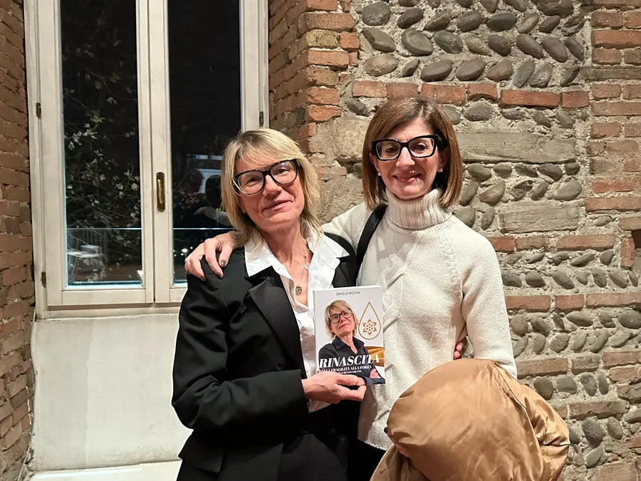 Cliente con il libro Rinascita di Daniela Modina