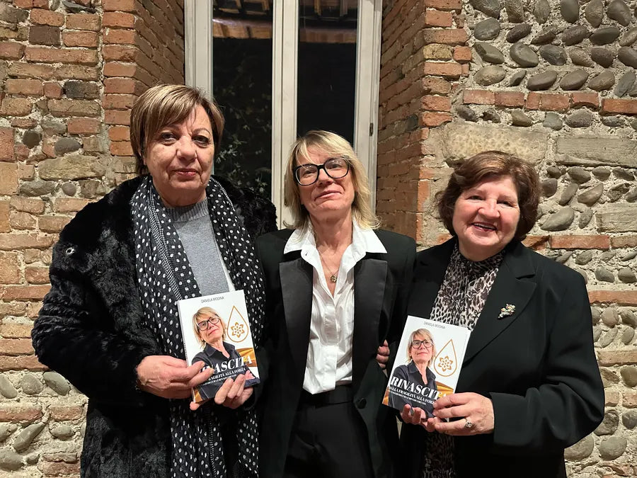 Cliente con il libro Rinascita di Daniela Modina