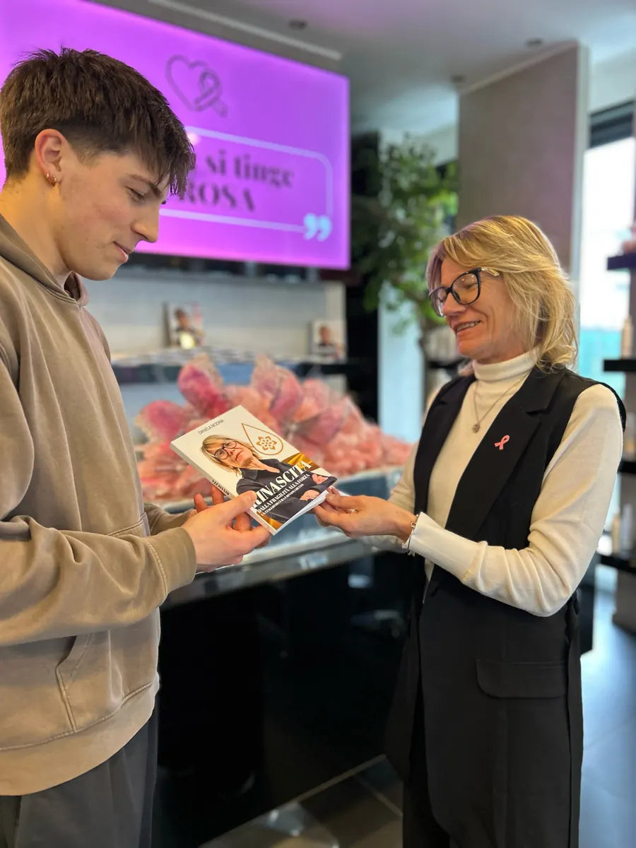 Cliente con il libro Rinascita di Daniela Modina