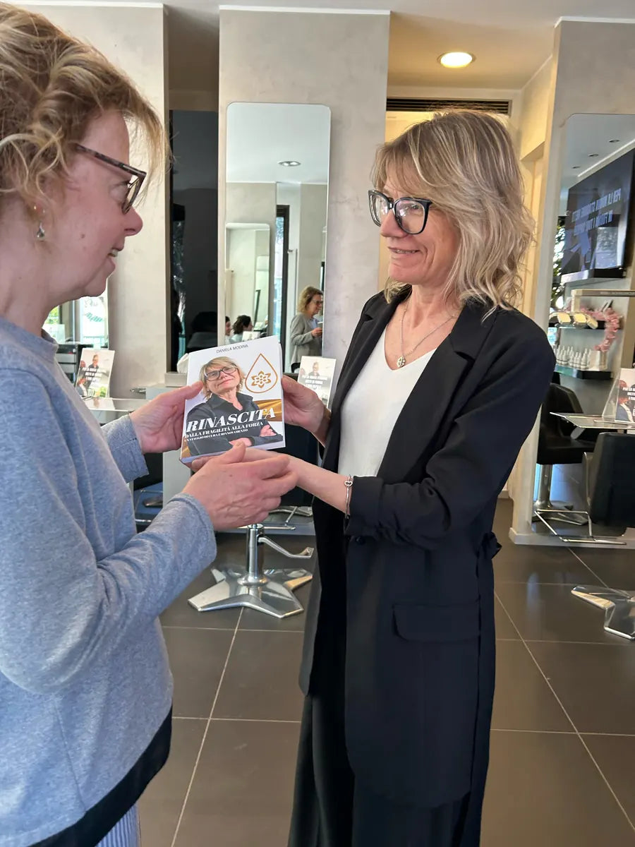 Cliente con il libro Rinascita di Daniela Modina