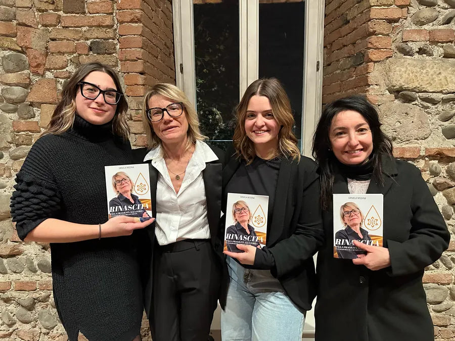 Cliente con il libro Rinascita di Daniela Modina