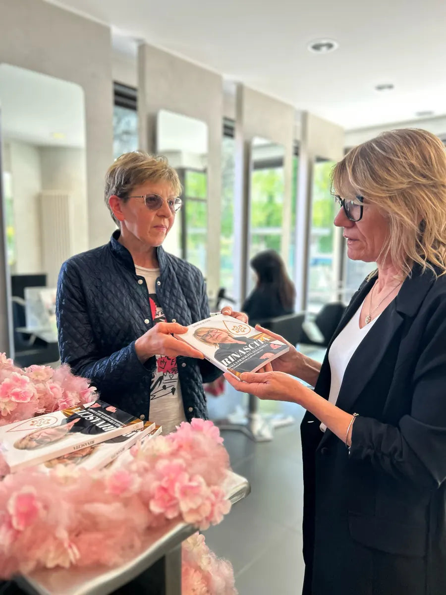 Cliente con il libro Rinascita di Daniela Modina