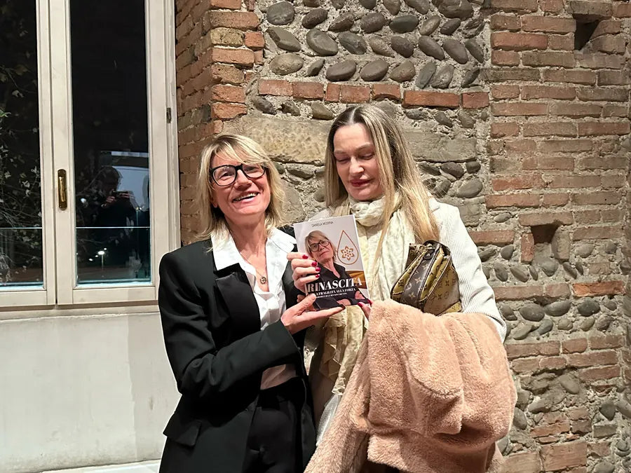 Cliente con il libro Rinascita di Daniela Modina