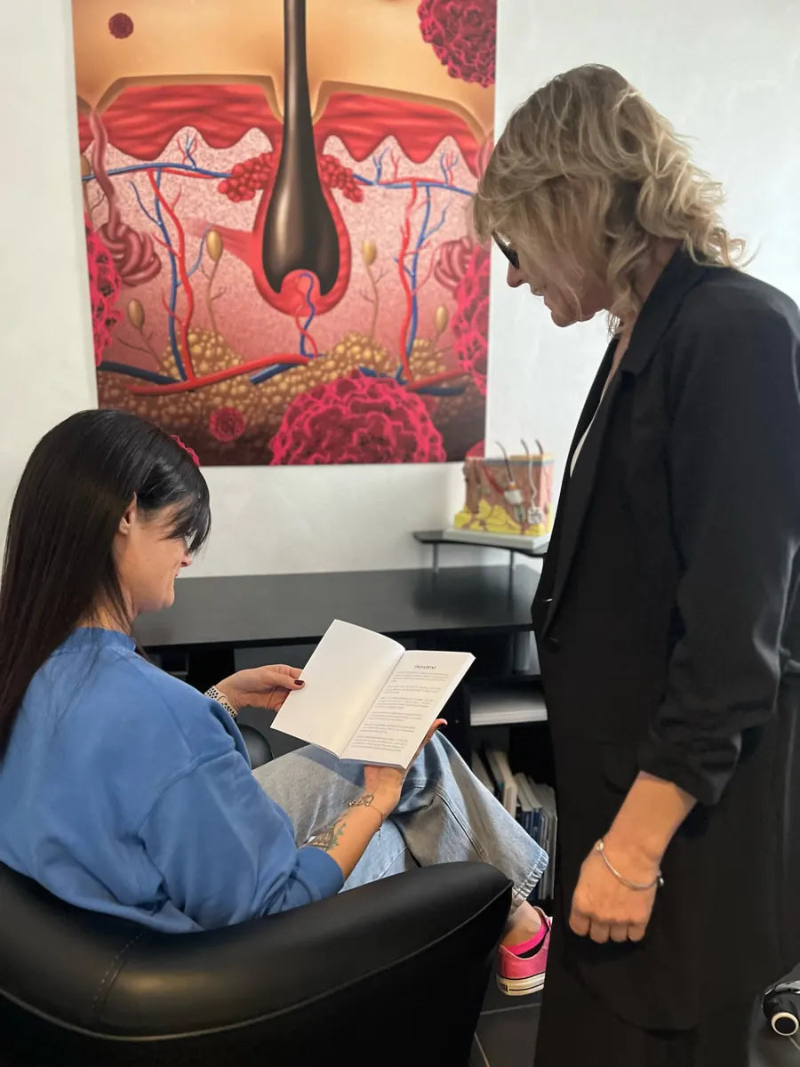 Cliente con il libro Rinascita di Daniela Modina