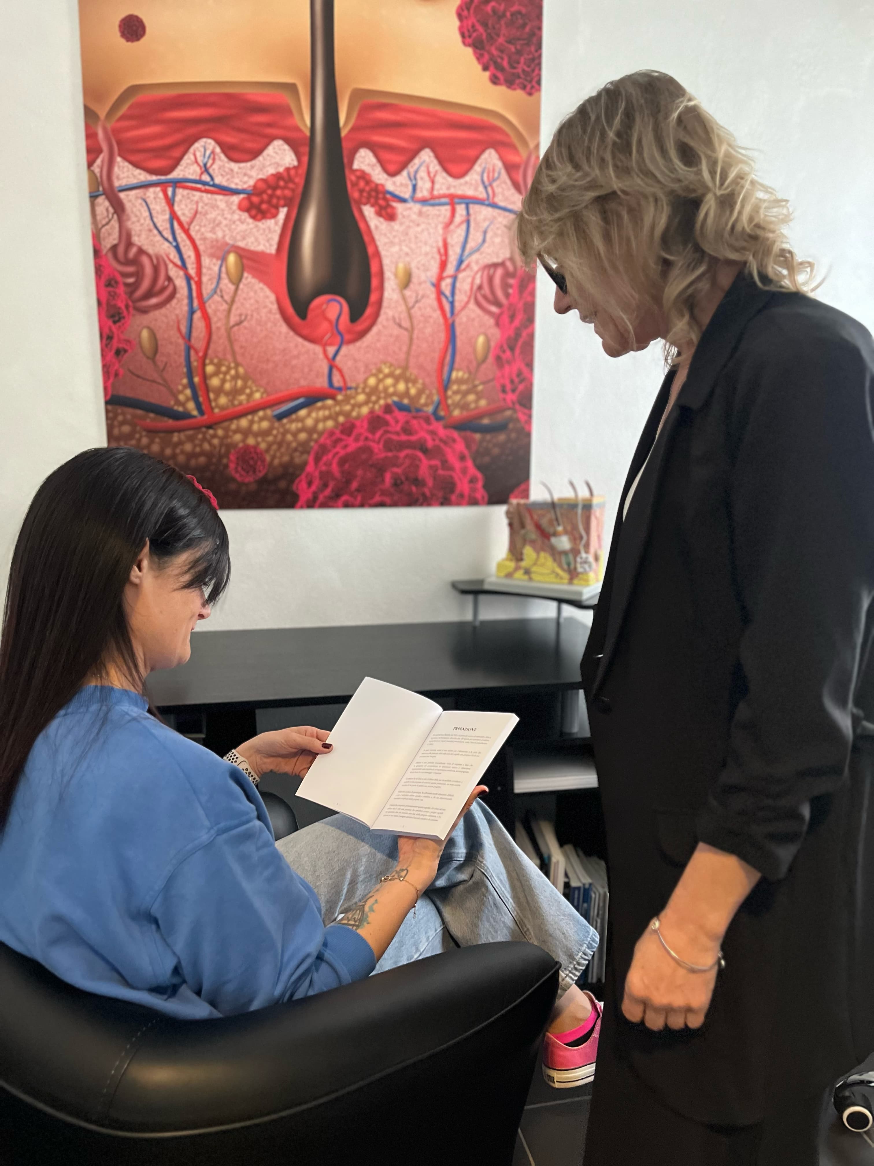 Cliente con il libro Rinascita di Daniela Modina